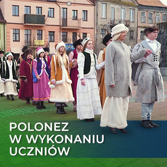 Polonez w wykonaniu uczniów Akademickiego Liceum Ogólnokształcącego na rynku w Przasnyszu w styczniu 2022 r.